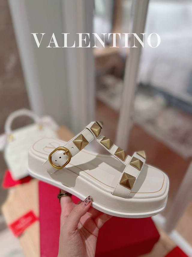 Valentino.华天伦奴专柜最新春款系列V家火铆爆钉金属元素厚底凉鞋. 上脚大气奢华艳丽. 细节完美. 精致耐看. 可任意配搭春夏秋美饰服丽. 面料:原版定