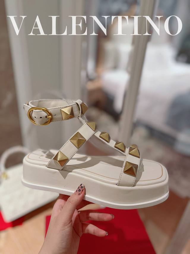 Valentino.华天伦奴专柜最新春款系列V家火铆爆钉金属元素厚底凉鞋. 上脚大气奢华艳丽. 细节完美. 精致耐看. 可任意配搭春夏秋美饰服丽. 面料:原版定