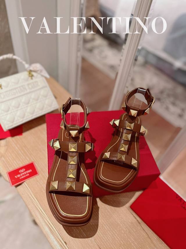 Valentino.华天伦奴专柜最新春款系列V家火铆爆钉金属元素厚底凉鞋. 上脚大气奢华艳丽. 细节完美. 精致耐看. 可任意配搭春夏秋美饰服丽. 面料:原版定