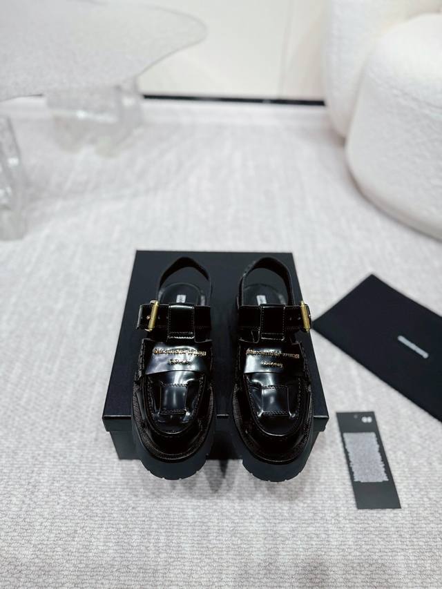 工厂P价 Alexander Wang 压力山大王新款厚底增高四季鞋. 长腿神器的腿精必备. 鞋面原版定制开模镀金Logo字母搭配进口开皮珠小牛皮超有质感. 超