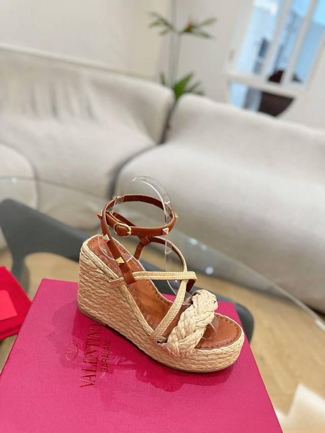 Valentino华伦天奴新品 高版本24Ss米兰春夏坡跟铆钉拉菲草缕空后跟凉鞋！ 延续经典铆钉带子设计. 上脚真心美丽奢华. 演绎全新时尚魅力. 深得海内外知