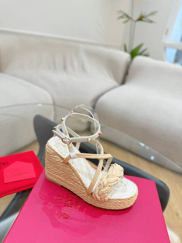 Valentino华伦天奴新品 高版本24Ss米兰春夏坡跟铆钉拉菲草缕空后跟凉鞋！ 延续经典铆钉带子设计. 上脚真心美丽奢华. 演绎全新时尚魅力. 深得海内外知