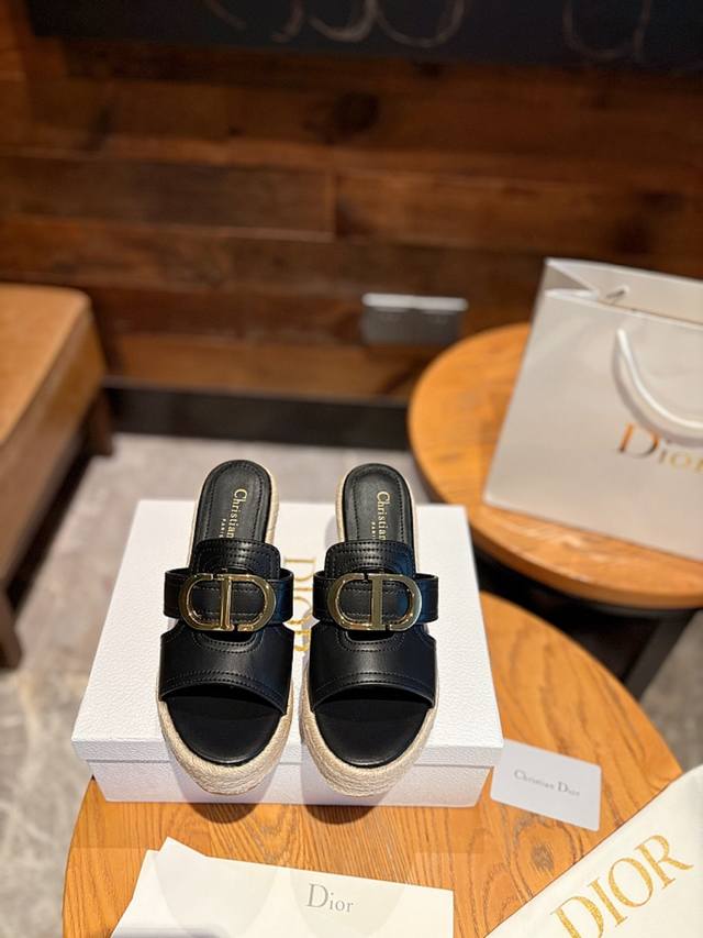 Dior Chrono迪奥 高版本新款凉鞋. 简约超级百搭. 上脚完美奢华可任意搭配春夏服饰. 脚感更是舒适！材质原版完美复刻.原版电镀Logo饰扣. 原版牛皮