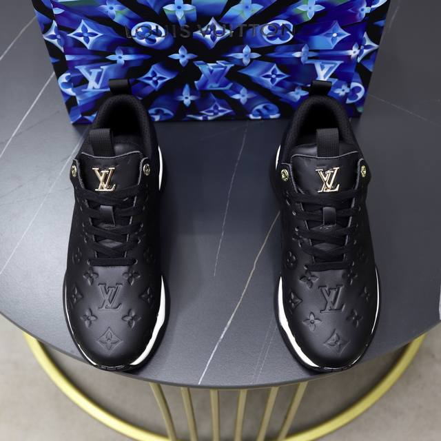 出厂价Pp： Lv 路易威登男鞋高端品牌，新款上市，顶级奢侈品牌，最新時尚休闲男鞋，潮流百搭之款，轻松运动风，鞋面小牛皮加超精细做工。原版个性时尚橡膠耐磨大底，