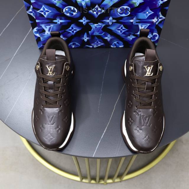 出厂价Pp： Lv 路易威登男鞋高端品牌，新款上市，顶级奢侈品牌，最新時尚休闲男鞋，潮流百搭之款，轻松运动风，鞋面小牛皮加超精细做工。原版个性时尚橡膠耐磨大底，