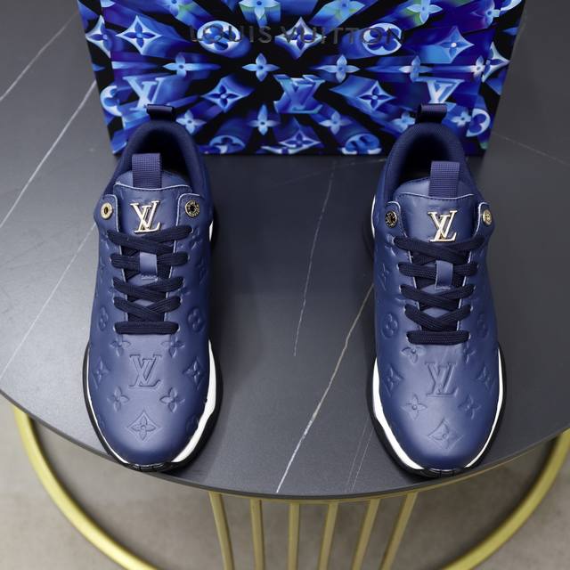出厂价Pp： Lv 路易威登男鞋高端品牌，新款上市，顶级奢侈品牌，最新時尚休闲男鞋，潮流百搭之款，轻松运动风，鞋面小牛皮加超精细做工。原版个性时尚橡膠耐磨大底，