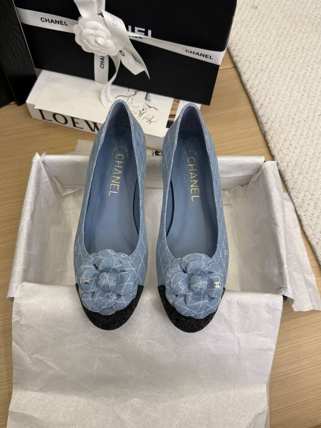 现货发售 *25 专柜 正品级 版本！！ 官方目录： 码数：35、36、37、38、39 34 40 41 需要定做跟客服 沟通 皮面10 均配有意大利正品包装