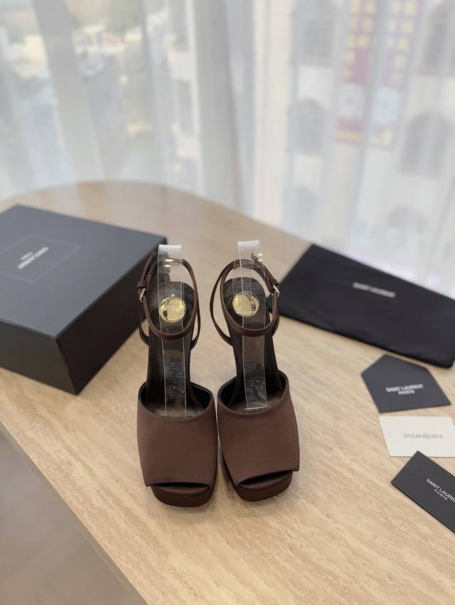 最高版本 Saint Lauren* 圣罗兰Ysl 25 春夏全新走秀高跟鞋 全新鞋型配上3 Cm水台 唯有Ysl最懂女人心，不接受反驳，超级无敌女人味神器，女
