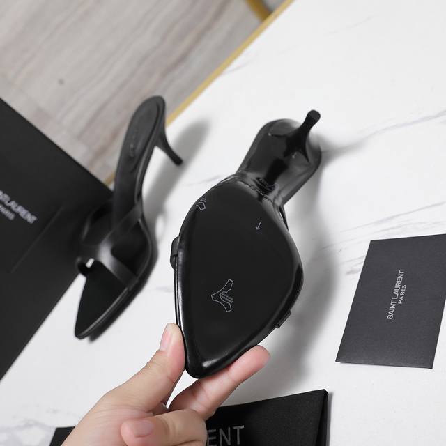上新 Ysl 顶级高版本 2025新款油边凉鞋 细节处理完美 垫脚羊皮 质感细腻 Aaa级意大利黑色真皮大底 极致完美复刻 1鞋面：进口牛皮 2垫脚：进口羊皮