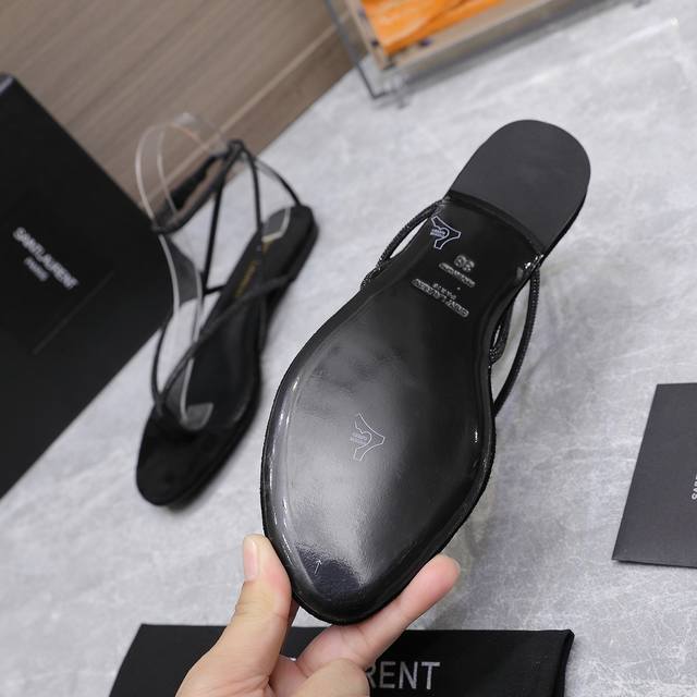 上新 Ysl 顶级高版本 2025新款钻条夹脚指凉鞋 细节处理完美 垫脚羊皮 质感细腻 Aaa级意大利黑色真皮大底 极致完美复刻 1鞋面：进口钻条 2垫脚：进口