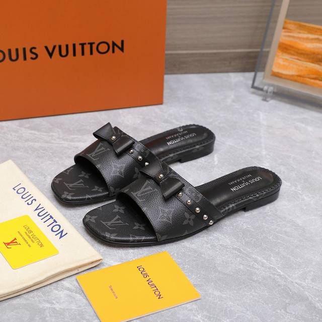 顶级版 Lv 新款拖鞋 原版开模底花 Lv 路易威登22 2025 早秋新款 顶级版本 专柜主打最新款 硬货上新 精致蝴蝶结＋铆钉 每一个铆钉都有Logo标 满