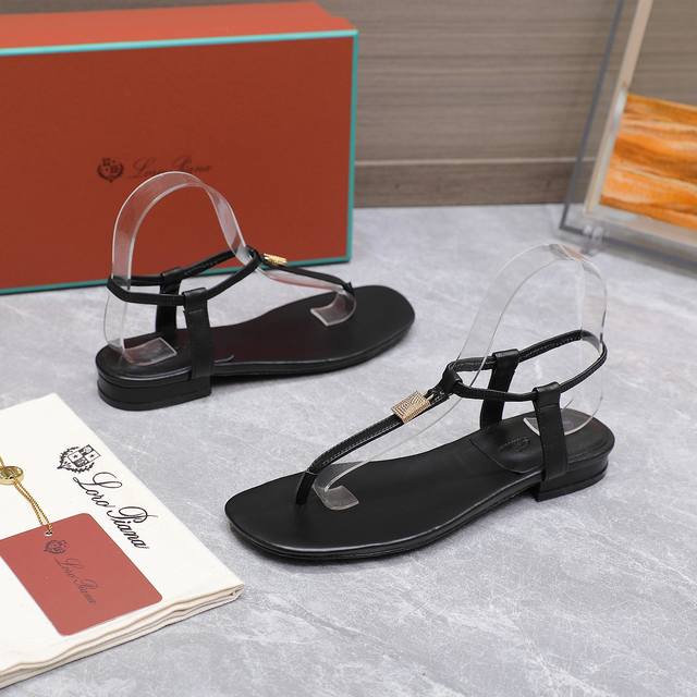 代购级 Loro Piana Lp Mindil系列T带夹趾凉鞋 顶级品质 柔软的羊皮革形成精裁饰带，于鞋面顶部交汇，并通过坚固的松紧脚踝设计固定。一只饰有低调