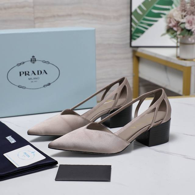 Prada 普拉达 25 秋冬秀款女鞋 尖头粗跟蝴蝶结秀拼色专柜走秀款！ 鞋面：高定真丝面料 内里：高定进口羊皮 大底：原版意大利真皮大底 跟高：5Cm 鞋码: