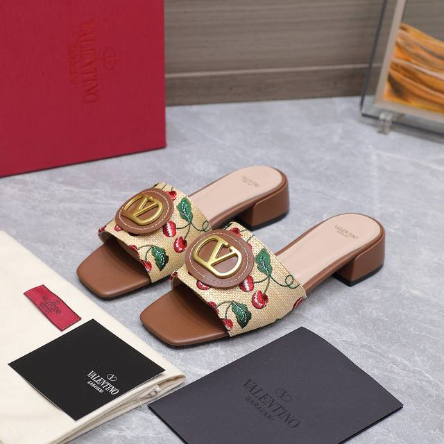 最高版本 Valentino 巴黎时装周 2025春夏秀场款 2025新款华伦天奴平底夹脚凉鞋 拖鞋 Valentino华伦天奴源于意大利的时装品牌, ,融合意