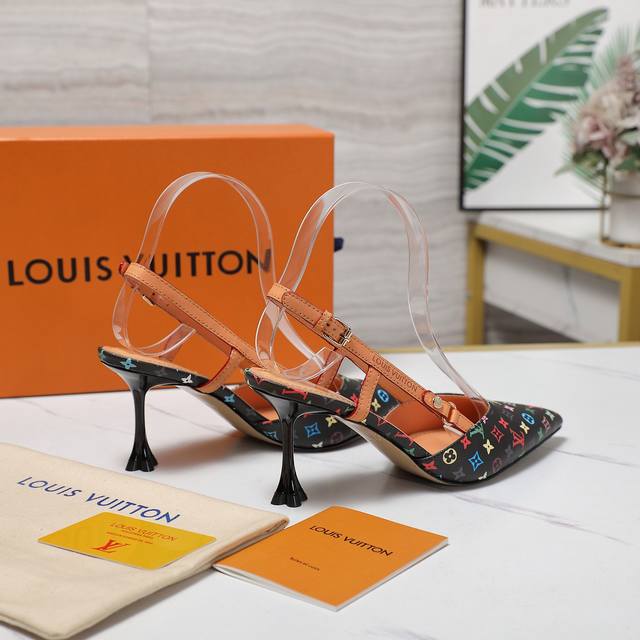 顶级版本Lv 路易威登 2025 2025早春新款 中古风凉鞋 专柜主打最新款 梅花跟单鞋硬货上新 代购级别！高级感十足！国内外博主刷爆的一款，复古又时髦 上脚