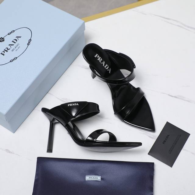 Prada 普拉达25Wf春夏新品 三角扣尖头高跟凉鞋 经典三角标 可盐可甜巨百搭 三角标Yb开模定制 质感超赞 面料采用原版定制皮料 内里垫脚均为羊皮 跟高：