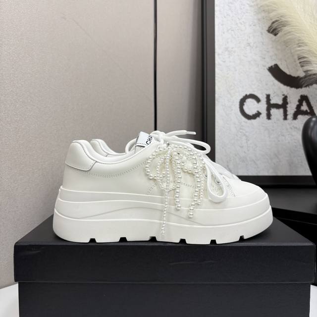 Chanel香奈儿25S厚底珍珠蝴蝶结小白鞋，休闲鞋板鞋，网红明星同款 ，将时尚与舒适完美融合。鞋面简约大气，搭配精致珍珠与多彩鞋带，细节之处尽显奢华格调。厚底