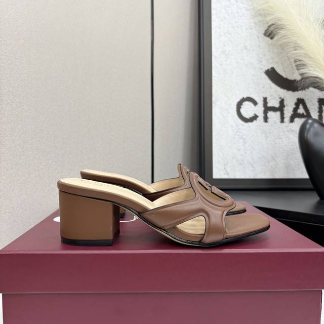 古驰古奇 Gucci 高跟镂空拖鞋，时尚圈的宠儿。标志性双G Logo立体醒目，彰显品牌格调。方形鞋头别致摩登，中跟设计兼顾优雅与舒适。多样配色适配不同穿搭，无