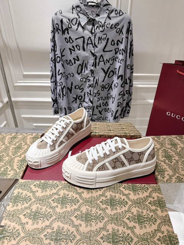 出厂 Gucci 25S最新款厚底帆布鞋，春夏季最热门 经典升级更耐看，上脚舒适 面料：牛仔帆布面 内里：透气布内里，中间层贴Pu皮 里外布面都不会皱 大底：原