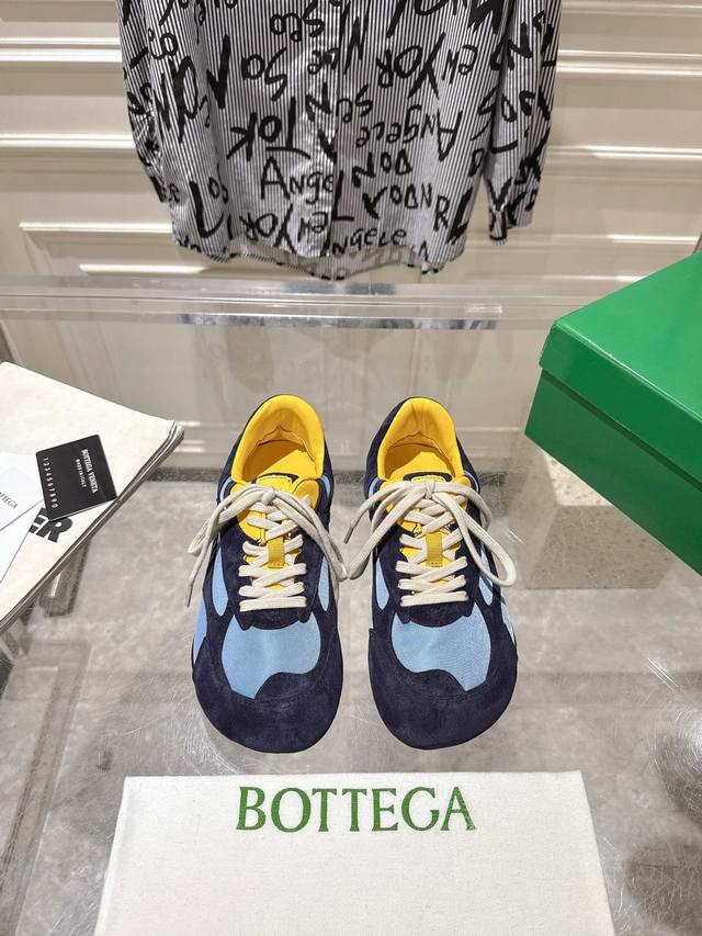 出厂 男款20刘雯同款Bottega Veneta新款运动鞋 德训鞋 阿甘鞋 Bottega Veneta Orbit运动鞋 以90年代复古风格为灵感，鞋面选用