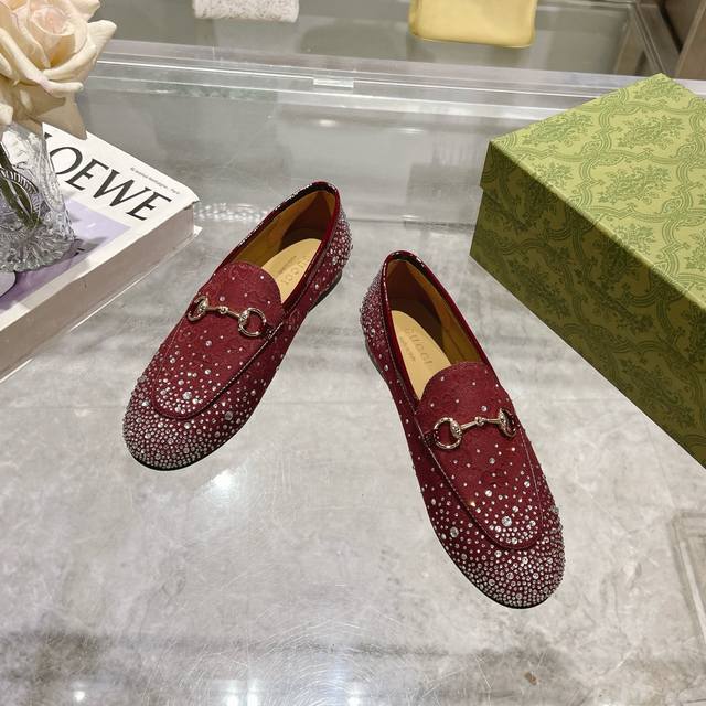 皮底+50 Gucci古奇设计传承的杰出代表，Jordaan系列饰马衔扣乐福鞋生动彰显经典优雅格调。这款鞋履采用品牌标志性字母图案帆布，成就隽永经典。这款鞋履材