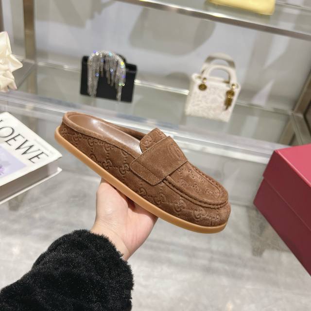 Gucci早春爆款穆勒拖鞋！采用柔软绒面皮在意大利制成，鞋面压印品牌标志性双G字母，横扣带上刺绣“Gg”Logo图案。萌萌圆鞋头点缀手工凸缝线迹橡胶鞋底增添抓地