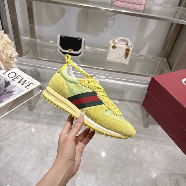 Gucci Re-Motion系列女士运动鞋 这款运动鞋设有可拆卸可调节踝部绑带，为2025春夏系列再添动感单品。轻盈且灵活的外底经过特殊处理，洋溢着浓郁的复古