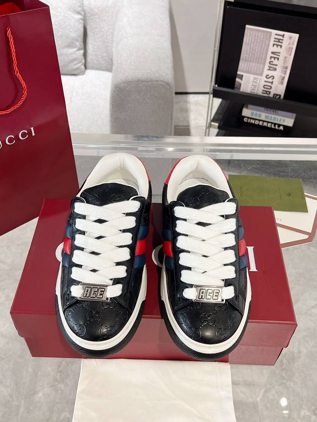 Gucci Ace系列饰织带情侣款运动小白鞋 广受青睐的Ace系列运动鞋持续演绎品牌核心设计美学。在 秋冬男士系列中，这款低帮鞋型搭配更厚实的结构设计和标志性细