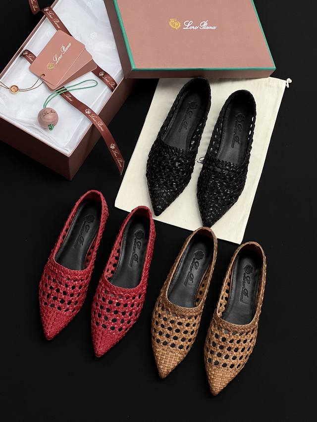 Loro Piana 顶级代购版本.颜色非常的惊艳. 适合夏天的同时又非常百搭显白！ 第一眼感觉 一穿倾心. 舒适 轻便 透气 易打理. 你对盛夏鞋履的一切诉求