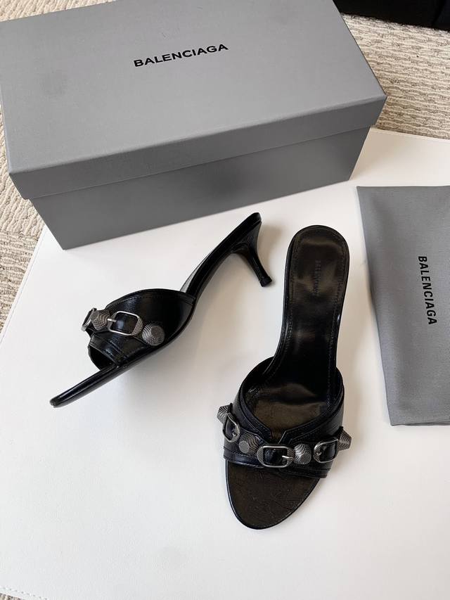 Balenciag*经典高跟拖鞋 高品跑量价 鞋面原版自然皱小牛皮柳丁饰扣 两种: 光面扣 钻扣 简约单色懒人拖百搭名媛性感气质款，垫脚内里全羊皮，跟高5Cm