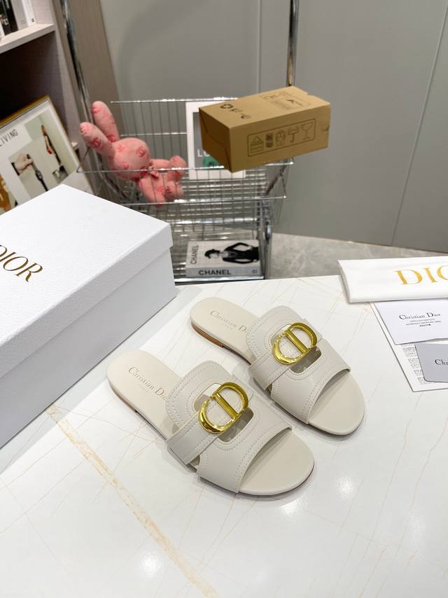 Dior迪奥2025最新款上线！鞋面饰金属“Cd”标志突显版型，经典优雅的设计可与各式造型 非常极致完美的搭配！这个夏天不容错过的百搭单品！高密度电绣工艺，没有