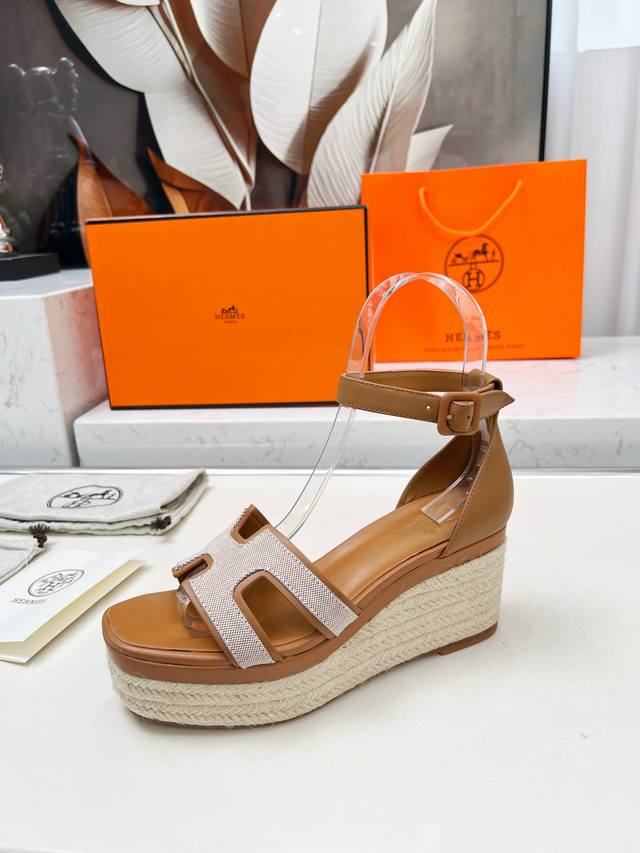 HermèS 爱马仕经典防水台H 坡跟厚底麻绳底 拖鞋 凉鞋 极约复古的设计 浓厚的异域风情 时髦感十足、随便上脚都很有腔调 简简单单的款式随便搭配一下高级感就