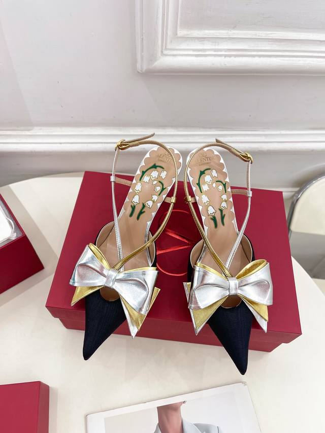 Valentino 华伦天奴 2025Ss早春新品 Bowow蝴蝶结后系带尖头高跟鞋上新 Valentino Garavani 的经典“Roman Stud”系