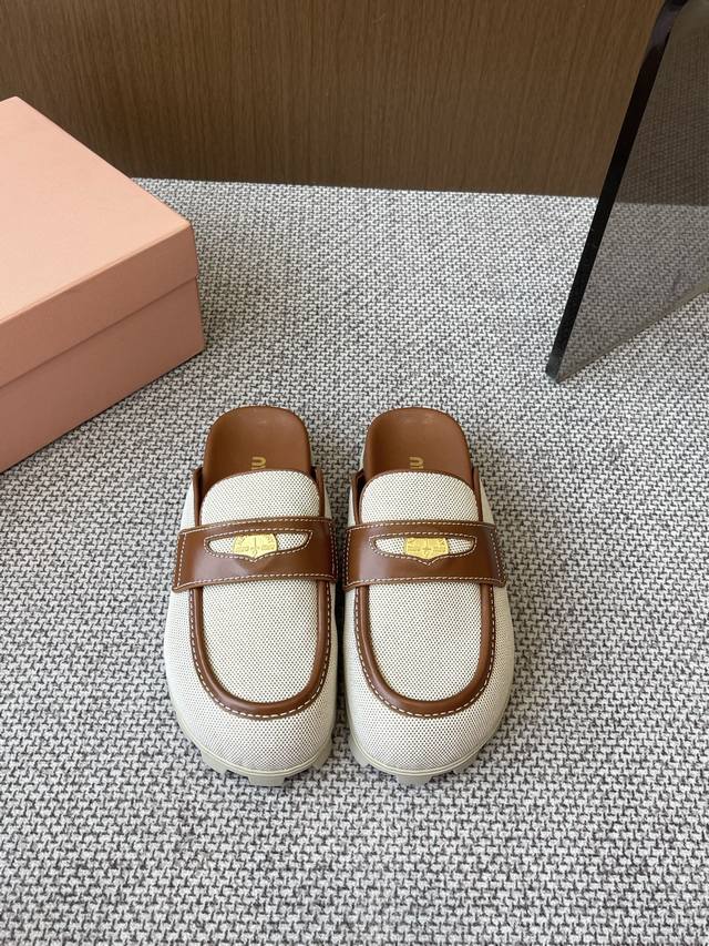 Miumiu 缪缪 25Ss早春新款 罗马厚底半拖 最新走秀款 经典升级 舒适度与时髦度并存 设计搭配不同风格需求 原版定制织布 原版开模防滑大底 码数: 35