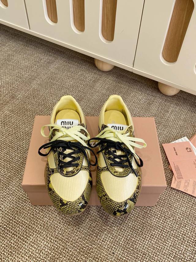 蛇皮 Miu Mi* 春夏新品 代购级别 我是细节控 面料对版Zp单薄清透 区别于市场不对版厚面料 皮料对版Zp轻微擦旧 随性而为 复古时髦 百搭舒适 新爆款来