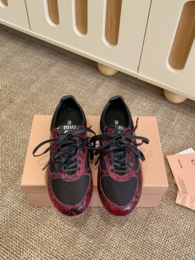 蛇皮 Miu Mi* 春夏新品 代购级别 我是细节控 面料对版Zp单薄清透 区别于市场不对版厚面料 皮料对版Zp轻微擦旧 随性而为 复古时髦 百搭舒适 新爆款来