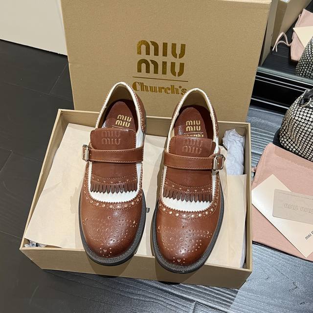 出厂 流苏款 Miumiu Church's切尔西联名 孟克皮鞋、僧侣鞋 英伦复古、巴洛克雕花元素 又美又飒！酷炸街！ 鞋面虽是邦邦硬挺，但穿起却很舒适.开边珠