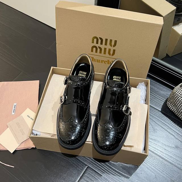 出厂 Miumiu Church's切尔西联名 孟克皮鞋、僧侣鞋 英伦复古、巴洛克雕花元素 又美又飒！酷炸街！ 鞋面虽是邦邦硬挺，但穿起却很舒适.开边珠牛皮，水