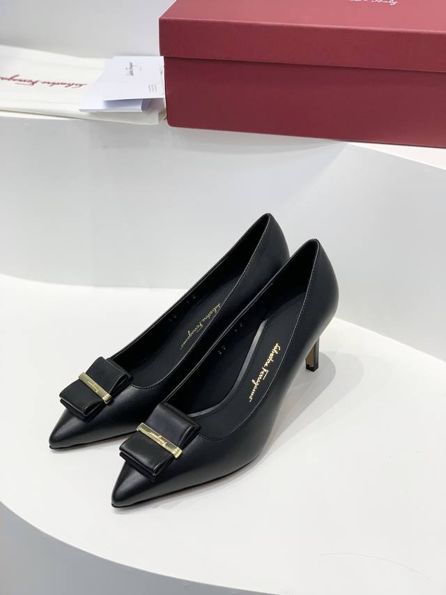 工厂P价 现货Sf Salvatore Ferraga*O 新品上新！菲拉*慕双蝴蝶结尖头高跟鞋单鞋 Ferraga*O以锥形鞋头和新颖而性感的剪裁诠释此鞋款，