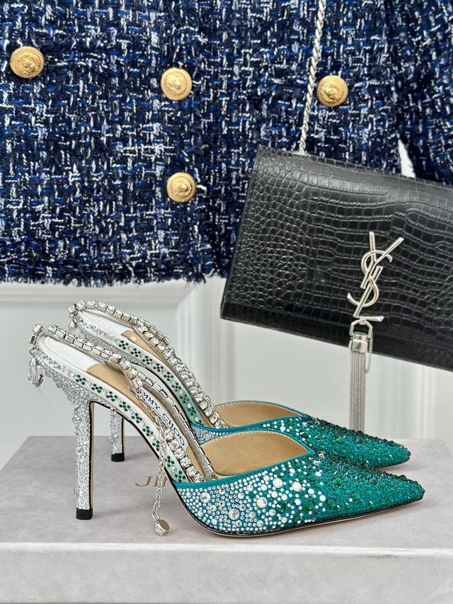 厂价 Jimmy Choo 吉米周经典钻石链条尖头水晶高跟凉鞋 超绝的水晶鞋 美到移不开视线 鞋型做的非常秀气 不会过分窄长 内部空间很足 让脚趾能足够的放松