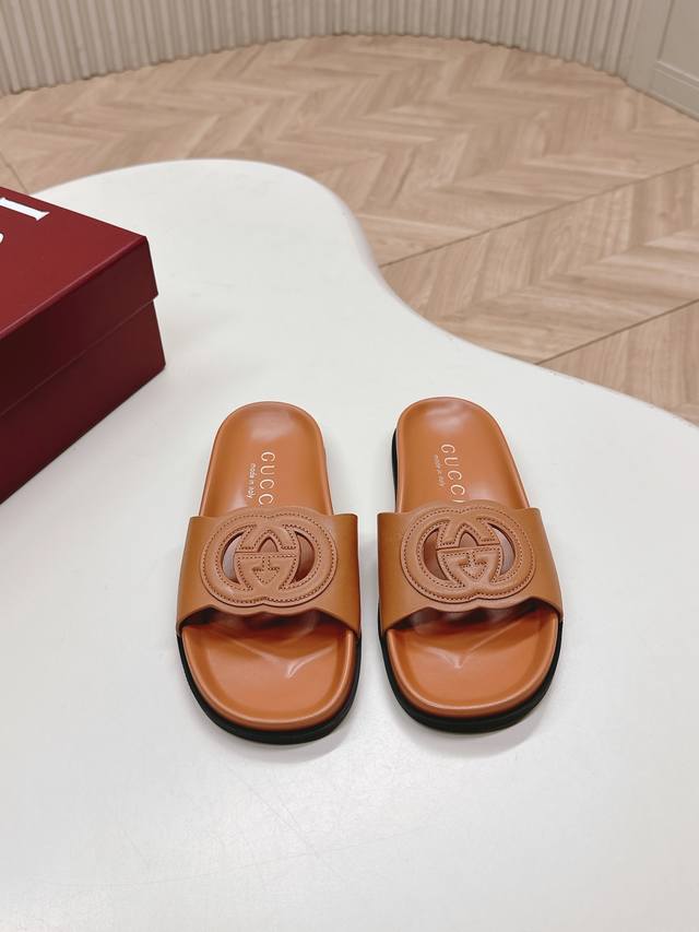 出 Gucci｜古琦25夏季新款凉拖鞋 匠心打造，缀饰一眼可辨的双G 立体标为整个设计注入一抹精致优雅气息 原版定制牛皮 内里定制羊皮 橡胶大底 码数35-41
