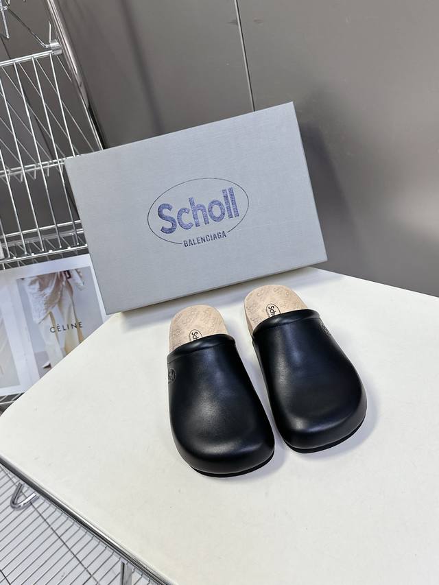 男装10 Balenciaga巴黎世家 X Scholl联名款木塞底勃肯情侣款拖鞋 凉鞋 以巴黎世家的设计才思融合 Scholl 的工艺专长，打造格外舒适的护足