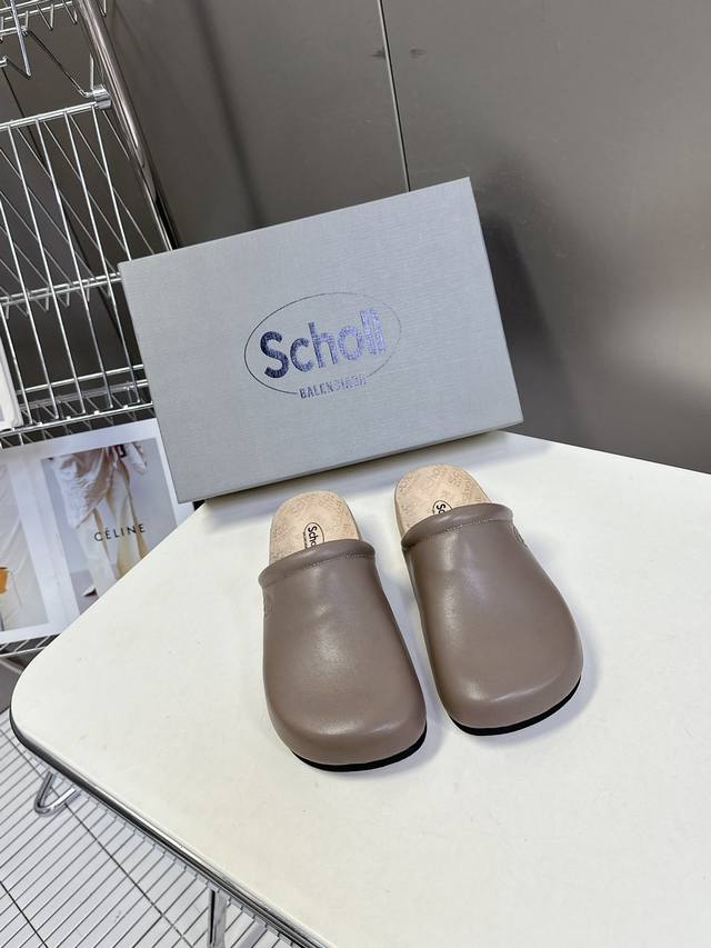 男装10 Balenciaga巴黎世家 X Scholl联名款木塞底勃肯拖鞋 凉鞋 以巴黎世家的设计才思融合 Scholl 的工艺专长，打造格外舒适的护足鞋履与