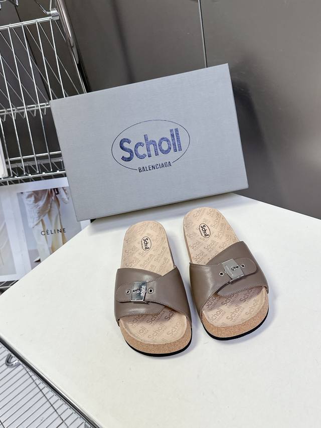 Balenciaga巴黎世家 X Scholl联名款木塞底勃肯拖鞋 凉鞋 以巴黎世家的设计才思融合 Scholl 的工艺专长，打造格外舒适的护足鞋履与鞋垫。其中