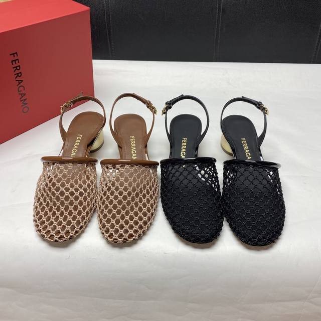 Ferragamo菲拉格慕2025新款夏季女士网眼织物露跟高跟凉鞋！ 典藏款型以新颖手法焕然重塑，结合网眼织物鞋面与漆皮细节，灵感源自Salvatore Fer
