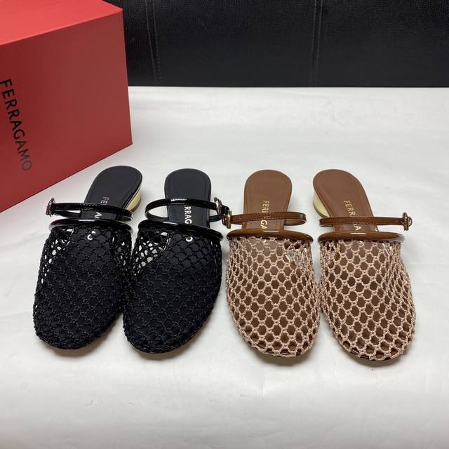 Ferragamo菲拉格慕2025新款夏季女士网眼织物穆勒平底拖鞋！ 典藏款型以新颖手法焕然重塑，结合网眼织物鞋面与漆皮细节，灵感源自Salvatore Fer