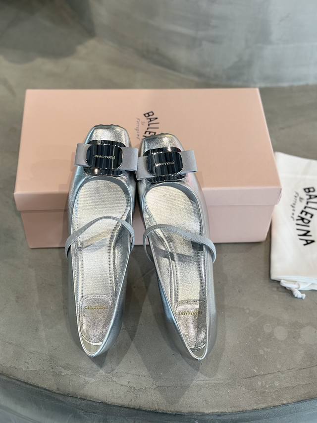 工厂P价 Ferraga*O 25Ss菲拉*慕！新款蝴蝶结粗跟芭蕾舞鞋 经典的玛丽珍鞋型，优雅的4Cm酒杯小粗跟，既保留了芭蕾鞋的灵动轻盈，又多了几分成熟韵味。