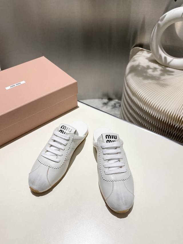 出厂 缪缪Miumiu2025新款 阿甘鞋 德训复古半包拖鞋，简约高级 随意搭配 上脚非常轻便舒适，鞋面原版牛皮 高丝光牛反绒拼接. 内里羊皮，原板大底一比一开
