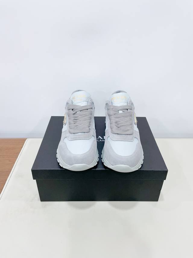 Price： Prad*普拉达 25Ss 春夏新款三角标运动鞋 高丝光和进口透气布拼接撞色，细节感跟好 三角标点缀，简单高级！ 关键上脚超显腿长，轻松拉长腿部显