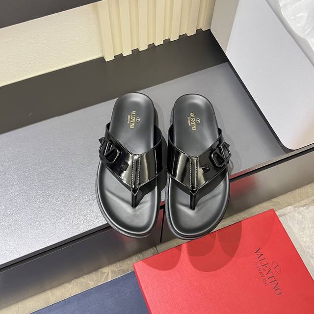 Valentino 华伦 男士 春夏新款 。牛皮Logo平底拖鞋 气质凉拖 同款明星穿搭 原版开模 进口小牛皮。橡胶大底。柔软耐穿 全套专柜包装，38-44！